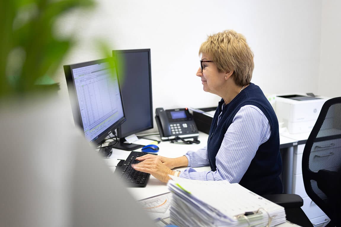 Mitarbeiterin bei der Arbeit an der Finanzbuchhaltung